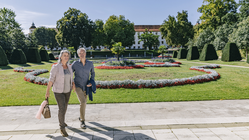 A strolling couple in the Court Garden in Kempten