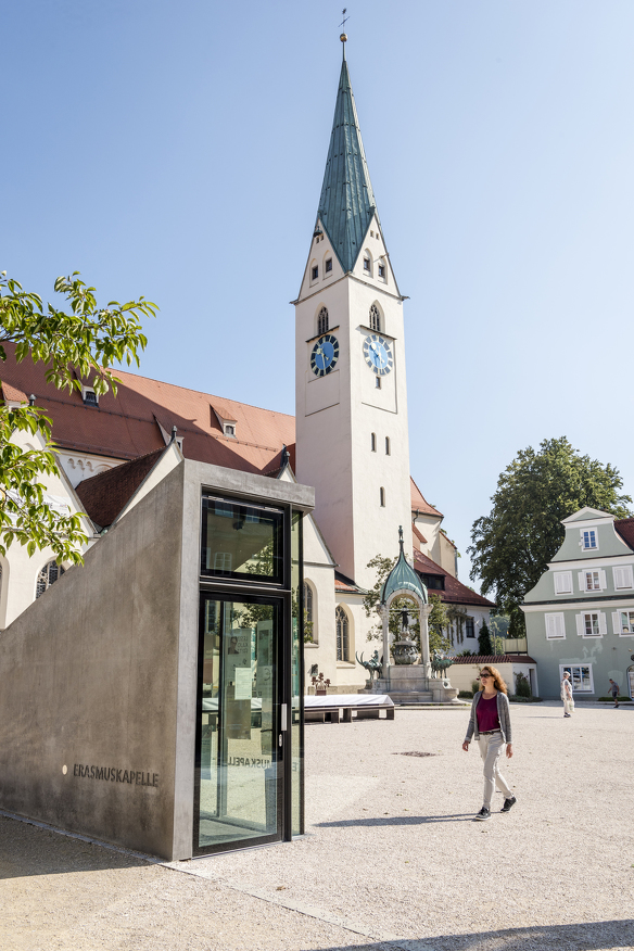 The entrance leads directly from St.-Mang-Platz down to the Showroom Erasmuskapelle