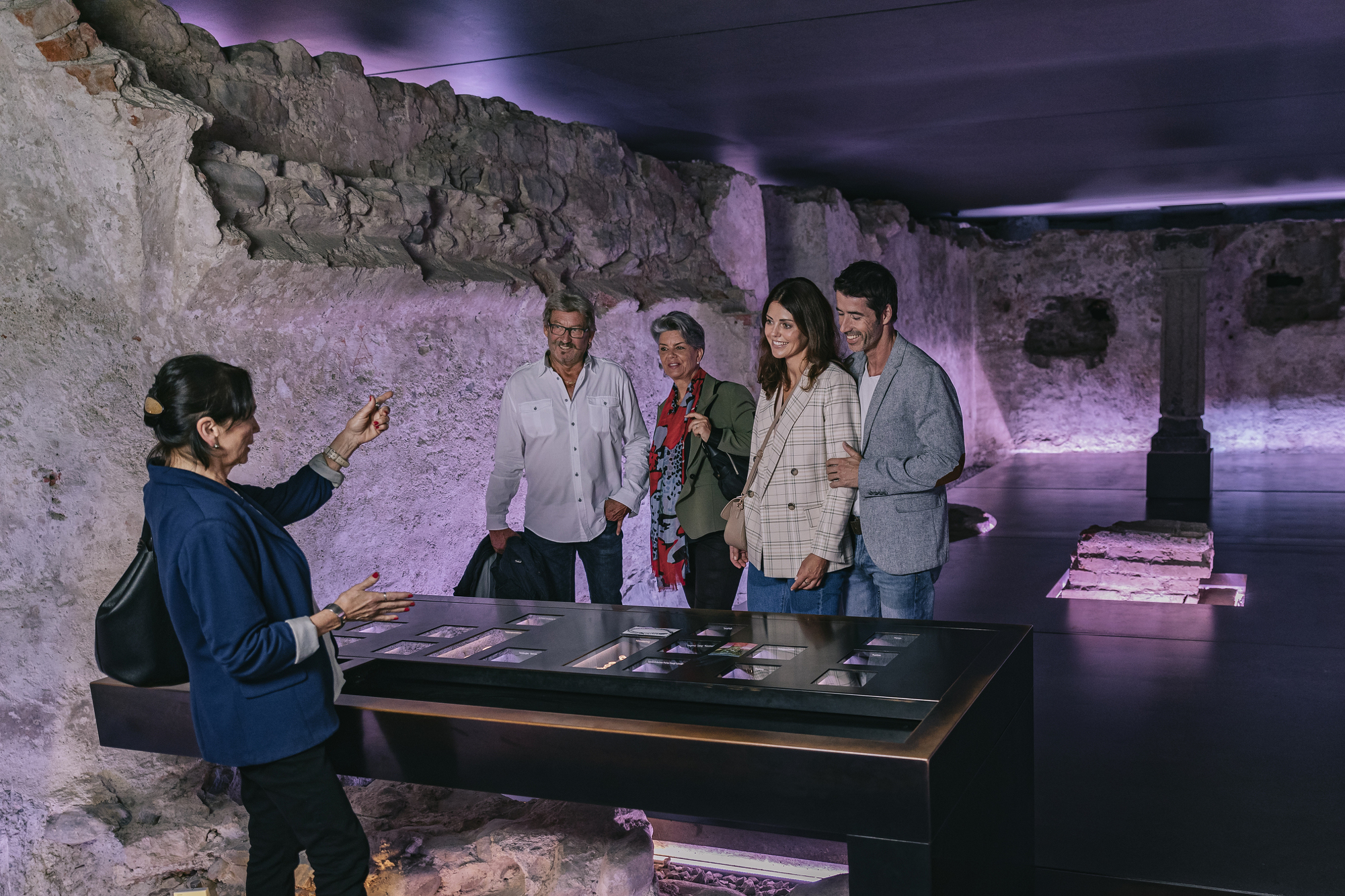 People during a guided tour of the showroom Erasmuskapelle