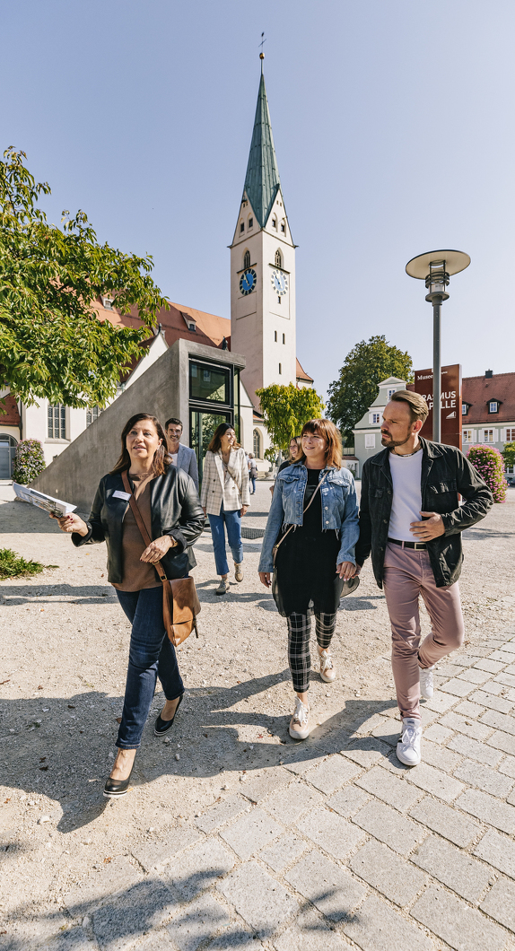 People on a city tour of kempten