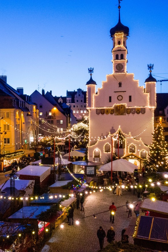 The Kempten Christmas market on the Rathausplatz with a view of the Town Hall