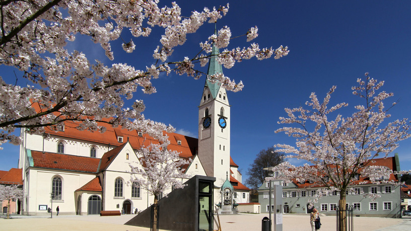 St.-Mang-Platz with St.-Mang-Church