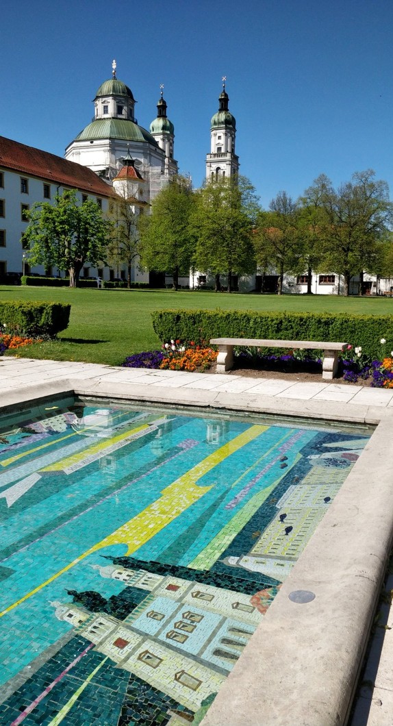 The water-covered mosaic in the courtyard garden with a view of Basilica of St. Lorenz