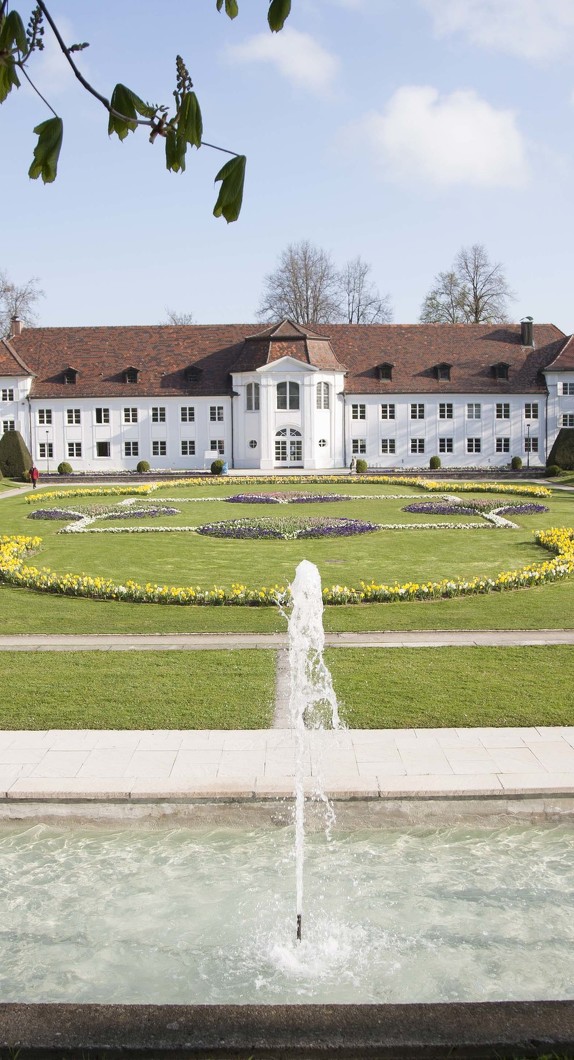 The fountain in the Hofgarten with a view of the orangery