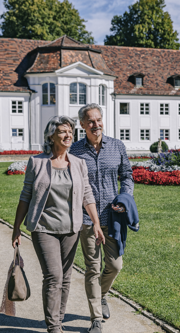 Couple in frint of the orangery