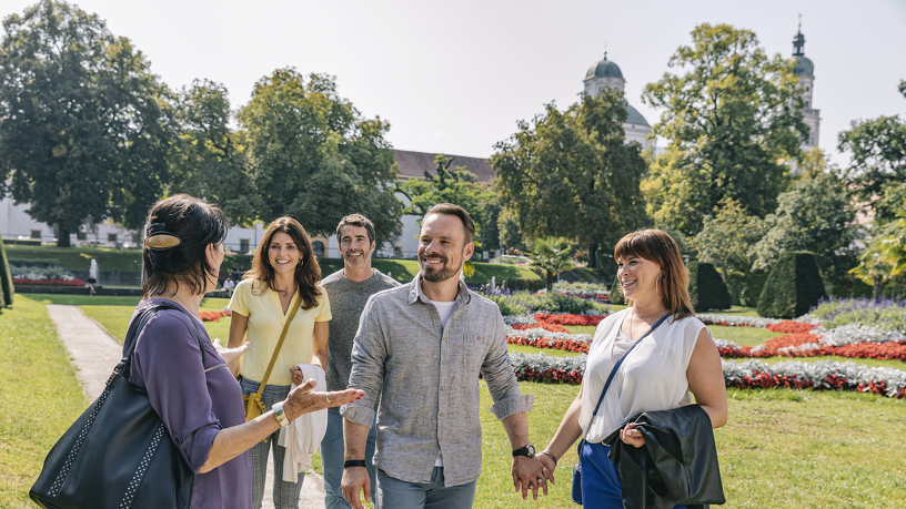 People on a guided tour in the Hofgarten