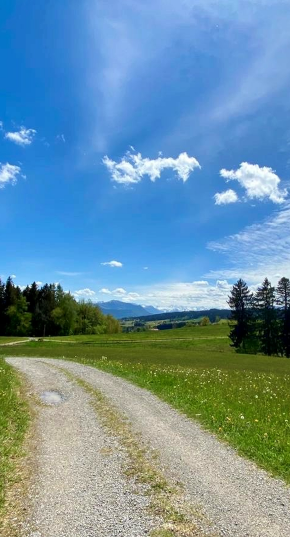 Panorama, blue skies and green meadows on the St. James pilgrimage route through Kempten