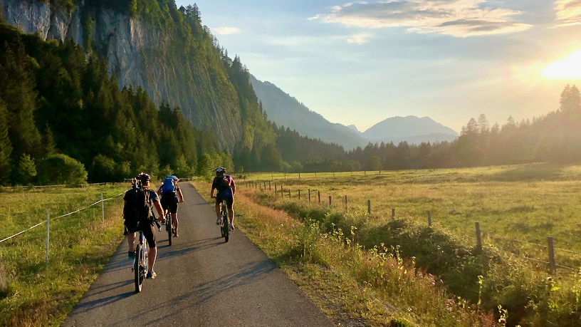 A guided city tour with bike guides Hansi Kienle, mountains in the background