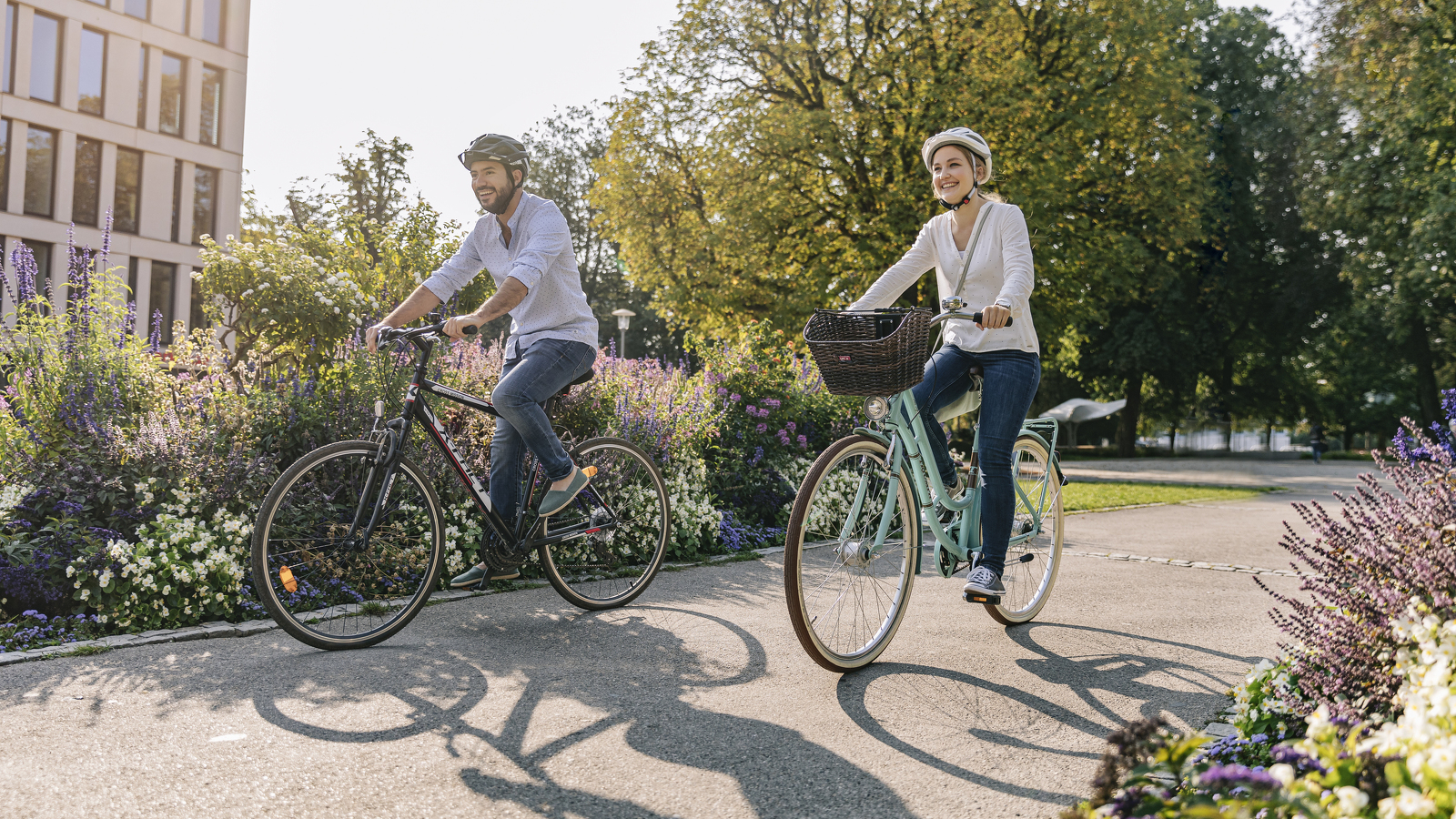 A couple cycling in the Stadtpark