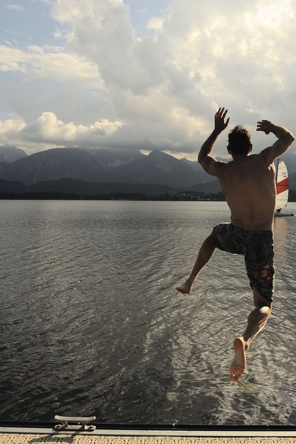 Swimming fun in the Hopfensee lake in Allgäu © Allgäu GmbH