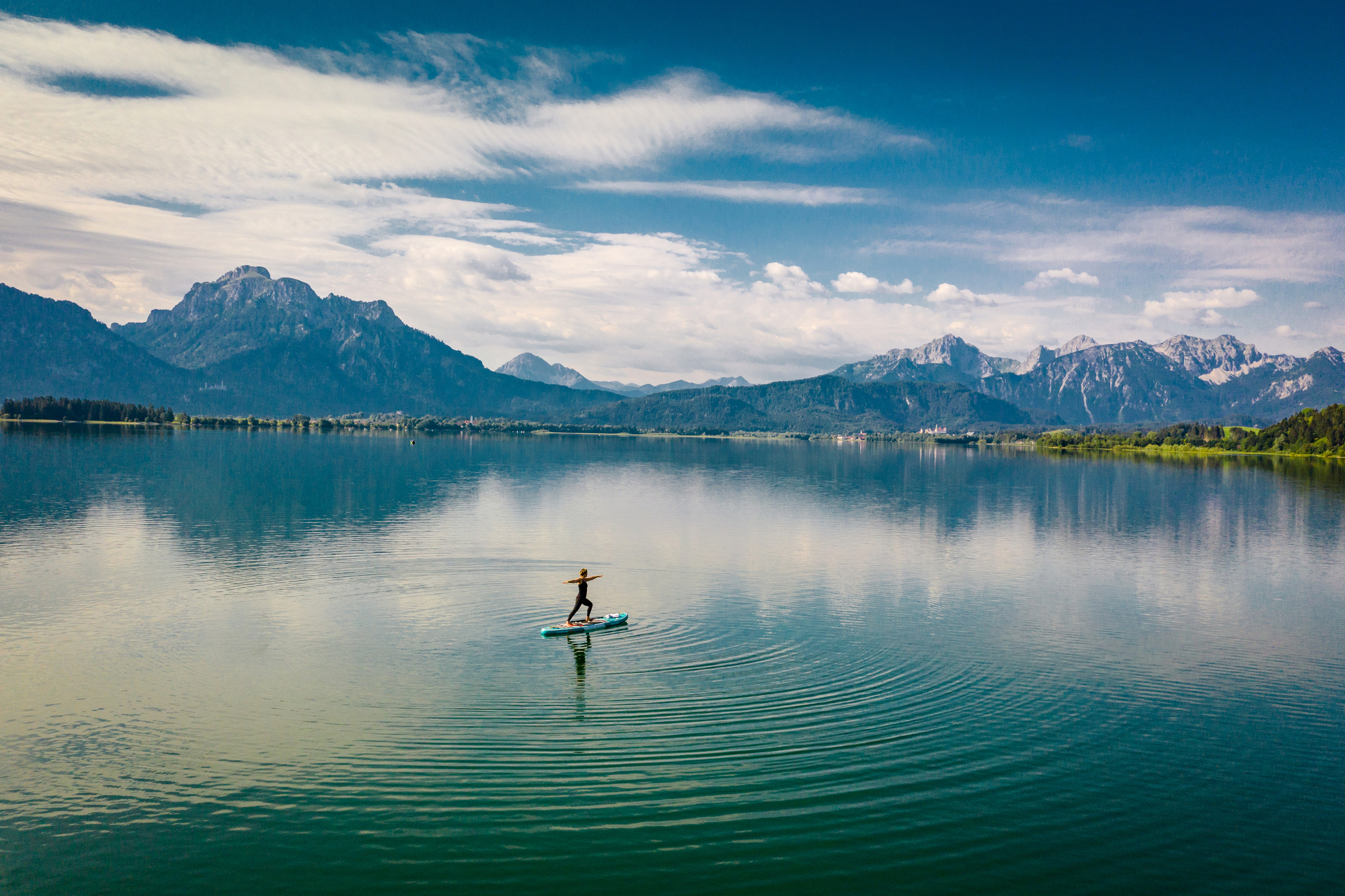 Yoga on the Forggensee with picturesque mountain scenery in the background © Allgäu GmbH, Erika Dürr