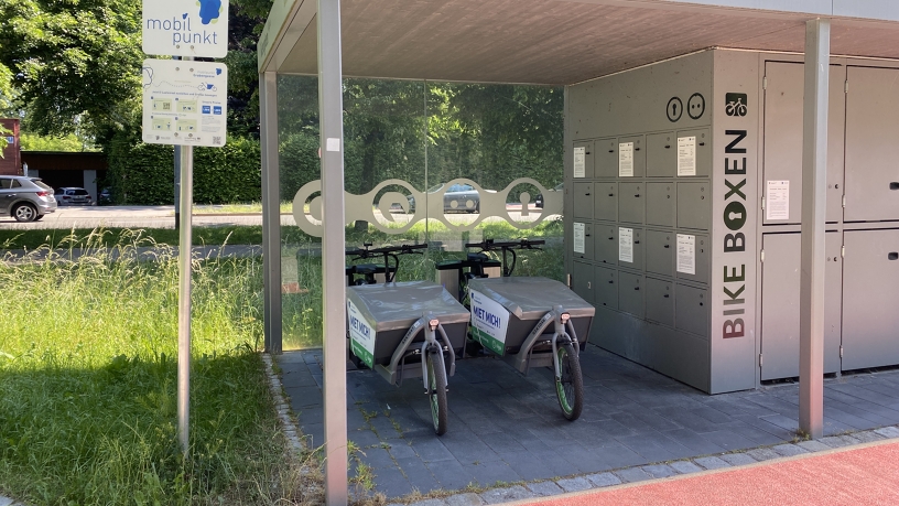A family on their bikes in front of a hotel in Kempten