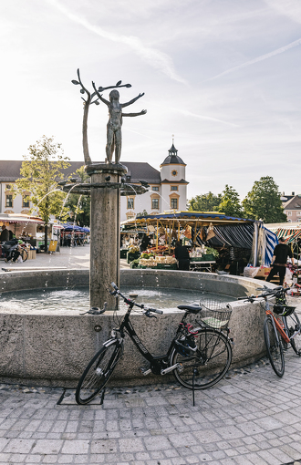 Fountain at the Hildgardplatz with the Weekly Market in the background