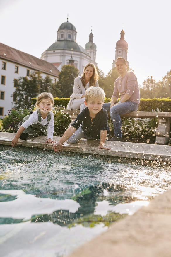 A family at the mosaic fountain in the Hofgarten