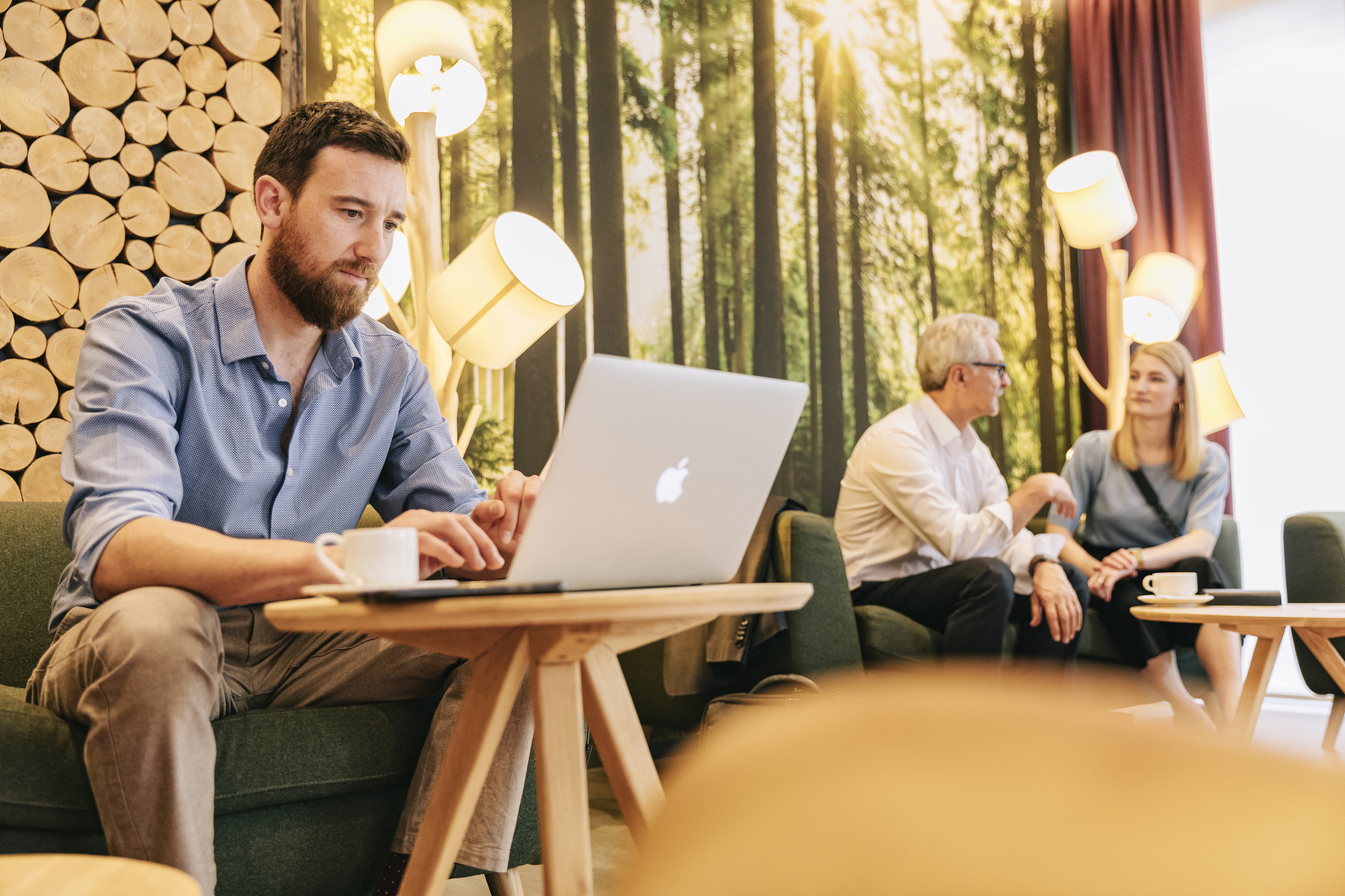 A man is doing business on his laptop