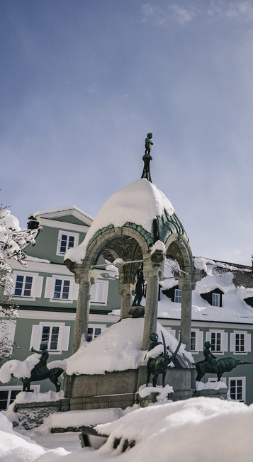 The snow-covered St. Mang fountain