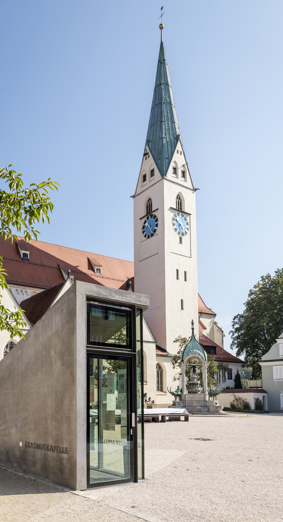 The Church of St Mang in the background with the entrance of the Showroom Erasmuskapellle in the front