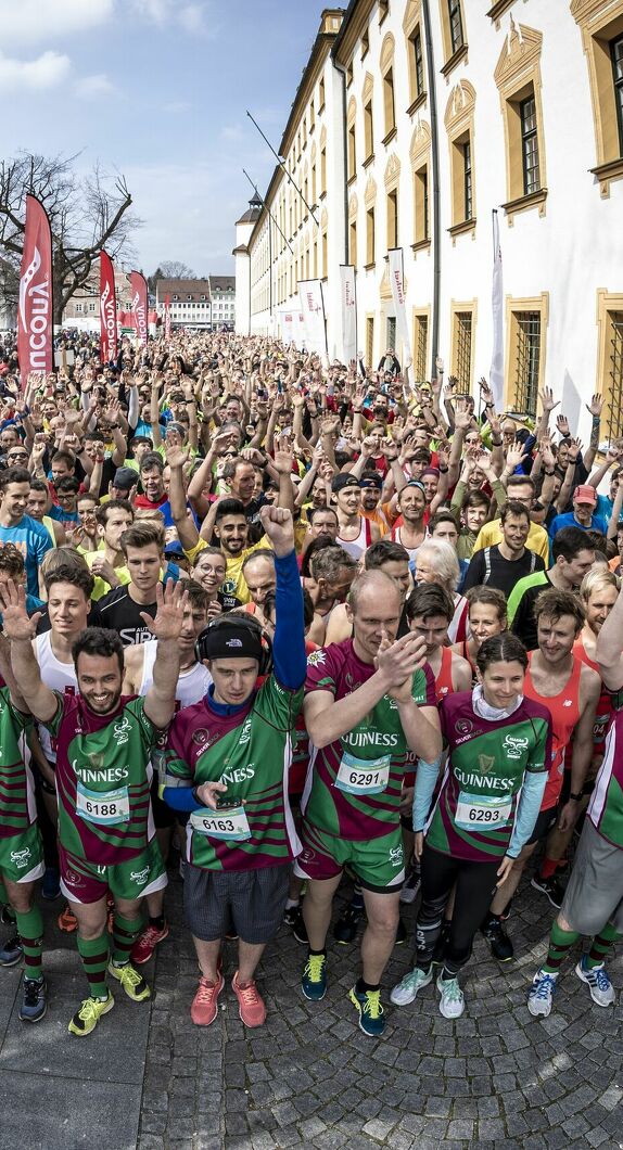 A crowd of  runners at the residence