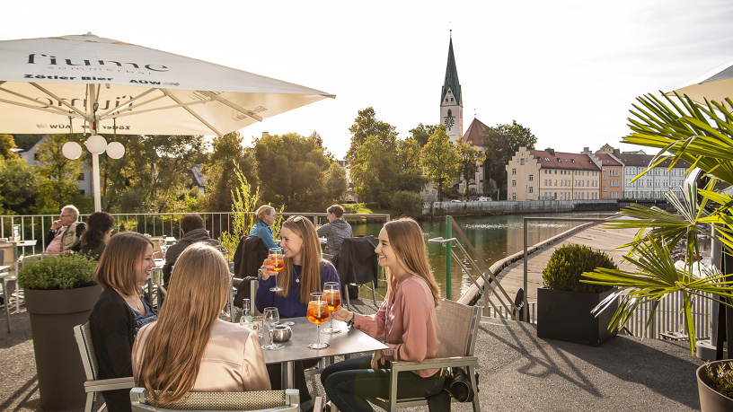 Evening atmosphere at the Iller in the fiume bar