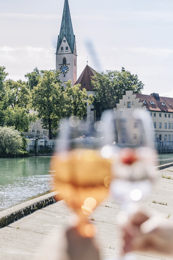 Drinks at the fiume summer bar with a view of the old town and the Iller