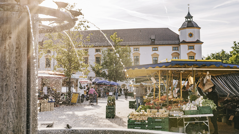 The weekly market in front of the Residence