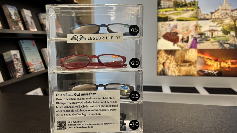 Four reading glasses at the tourist information desk