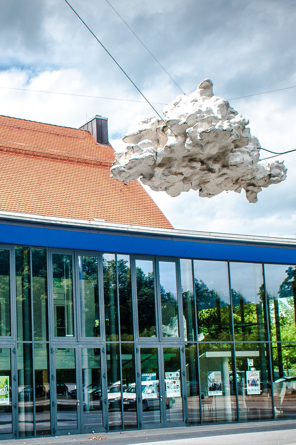 Die Wolke vor dem Theater in Kempten