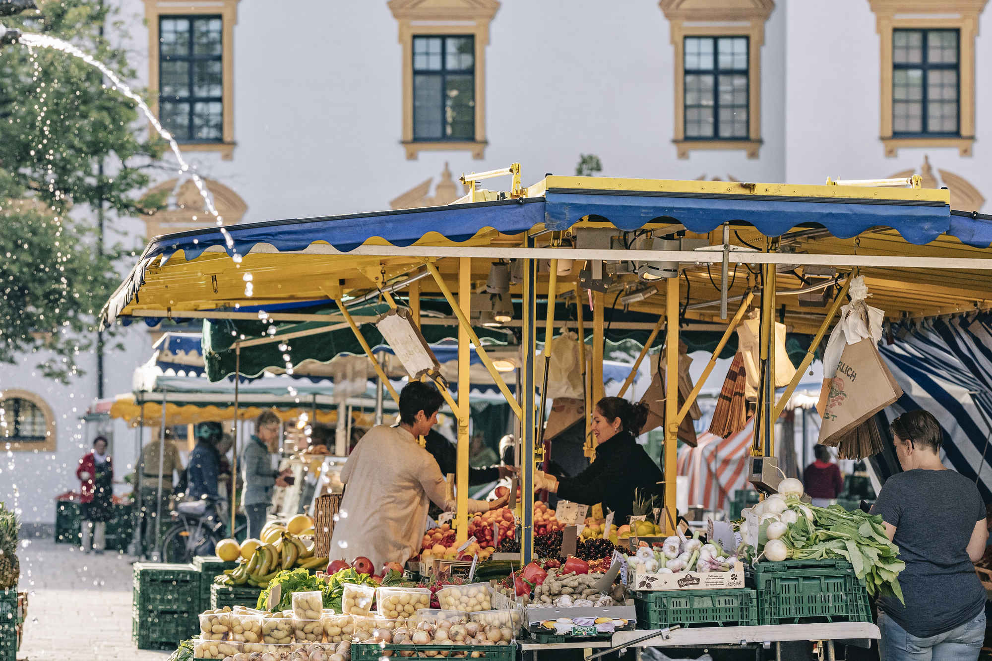 Einkaufen auf dem Wochenmarkt auf dem Hildegardplatz in Kempten
