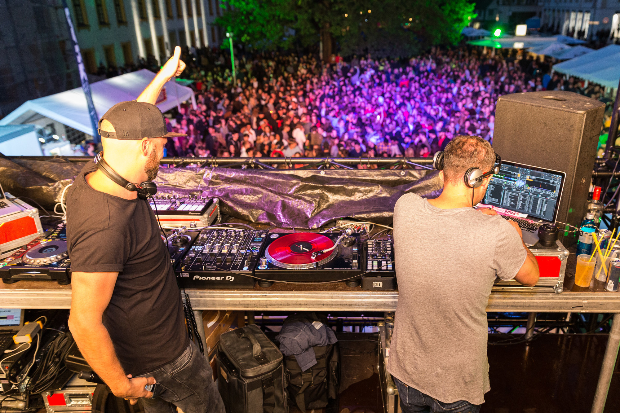 DJs auf dem Residenzplatz beim Stadtfest in Kempten