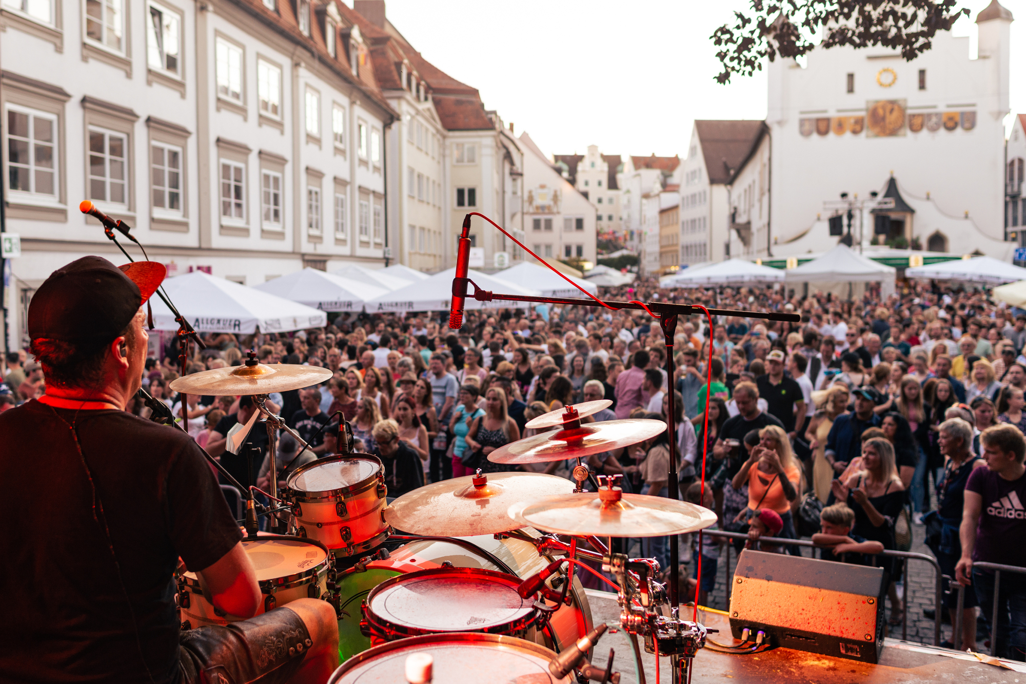 Mann spielt Schlagzeug auf einer Bühne am Rathausplatz