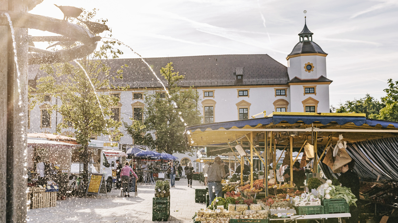 Blick auf den Wochenmarkt auf dem Hildegardplatz in Kempten