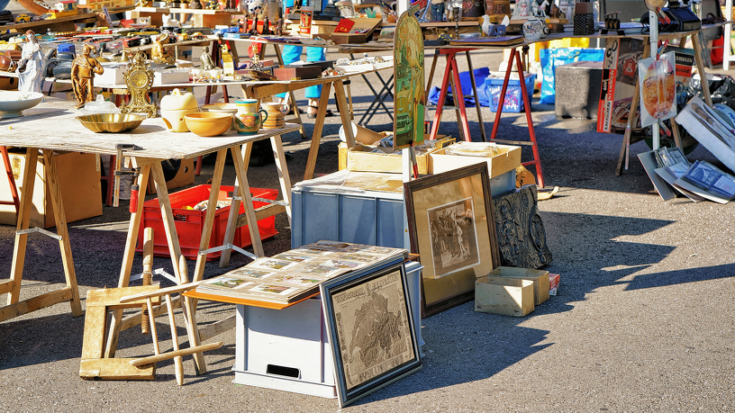 Flohmarkt-Stand auf einem Kemptener Flohmark