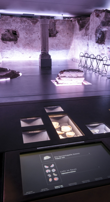Unterirdischer Schauraum Erasmuskapelle mit Ausstellung der Fundstücke