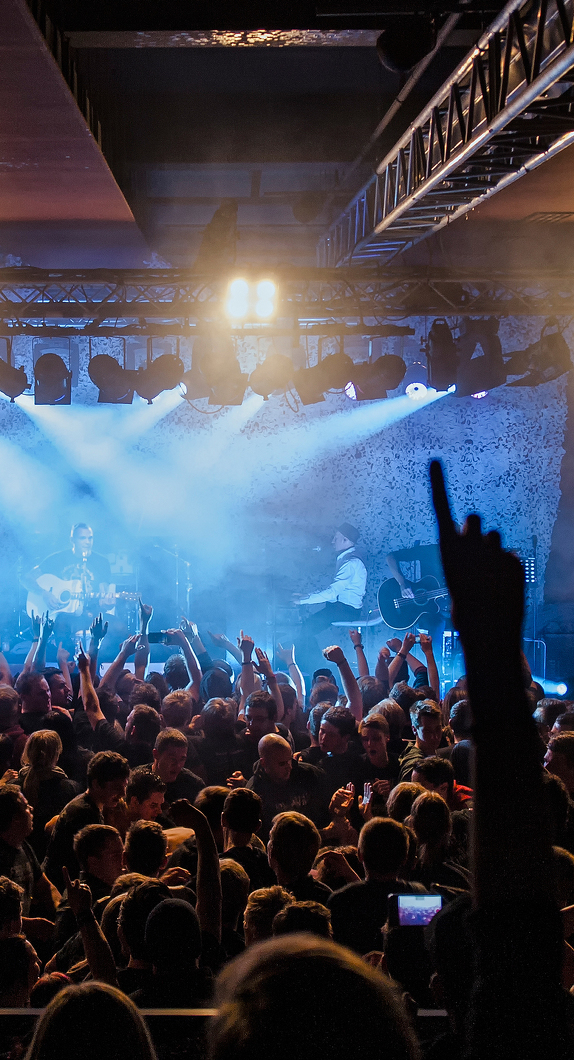 Jubelnde Menschen bei einem Konzert in der bigBOX ALLGÄU in Kempten