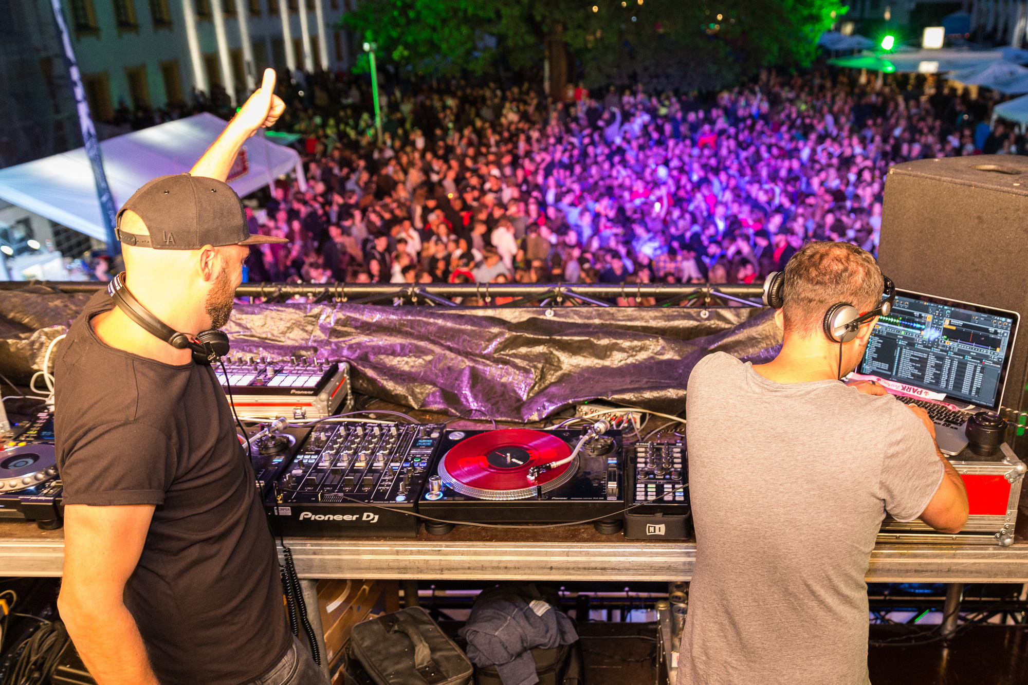 Tanzende Menschen auf dem Kemptener Stadtfest, im Vordergrund zwei Djs die Musik spielen