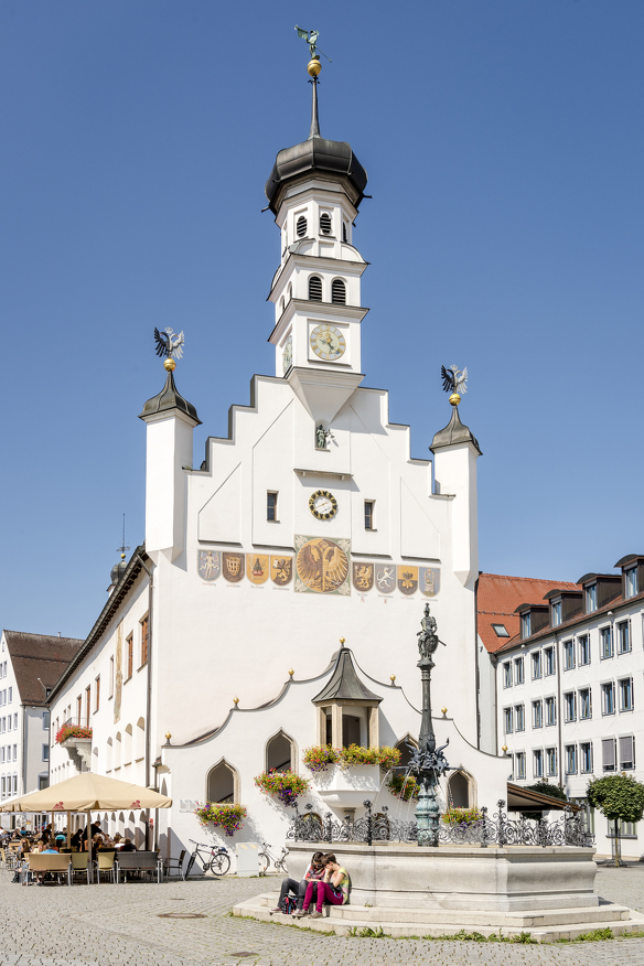 Blick auf das Rathaus in Kempten mit Rathaus-Brunnen