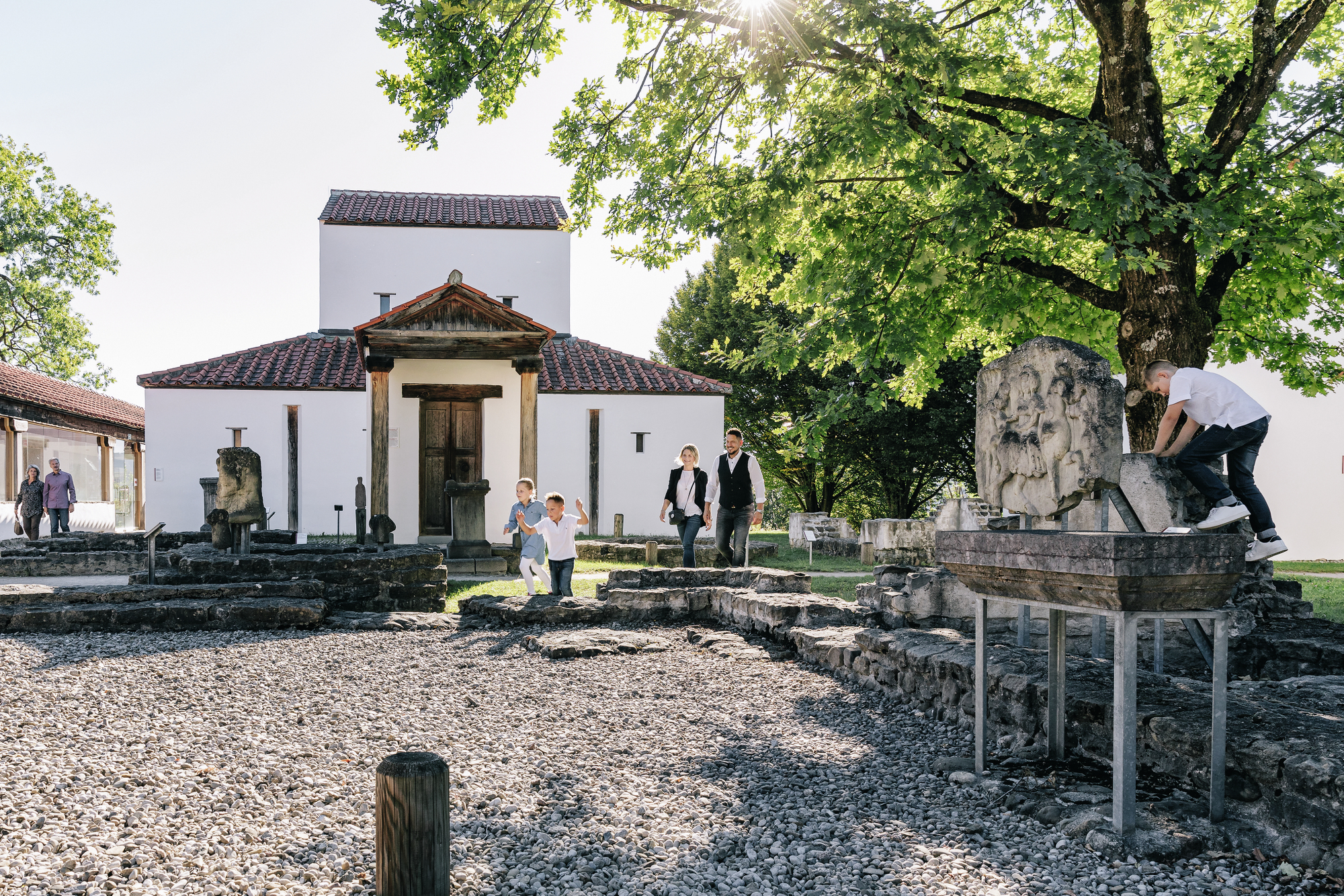 Familie im Archäologischen Park Cambodunum