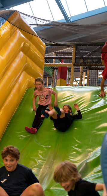 Spielende Kinder im Lina Laune Land in Waltenhofen