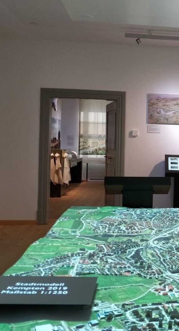 3D-Stadtmodell mit Blick in einen Themenraum im Kempten-Museum im Zumsteinhaus