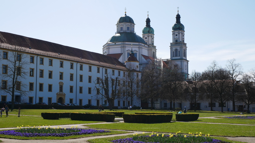 Außenansicht der Basilika St. Lorenz vom Hofgarten aus