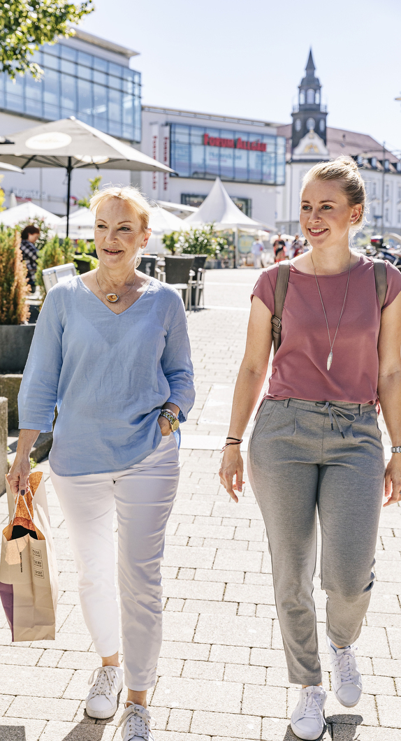 Mutter und Tochter beim Shopping am Einkaufszentrum Forum Allgäu