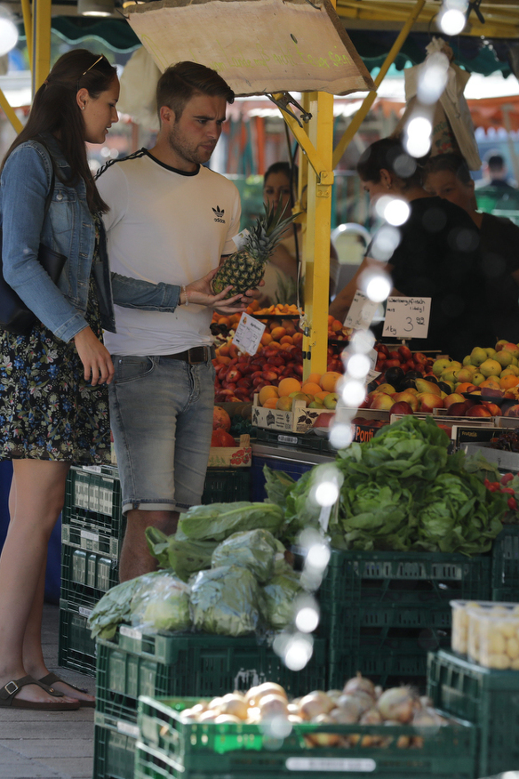 Pärchen beim Einkaufen auf dem Wochenmarkt