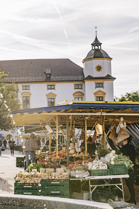 Blick auf den Wochenmarkt auf dem Hildegardplatz in Kempten