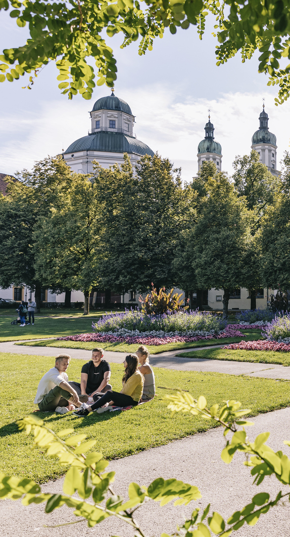 Der Hofgarten und die Nordseite der Basilika St. Lorenz