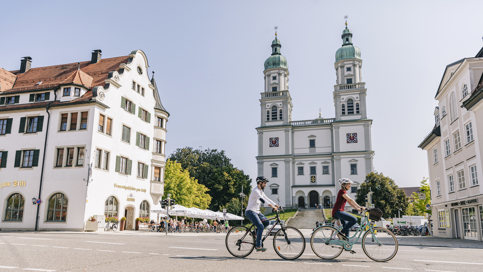 Zwei Radler vor dem Stiftsplatz in Kempten