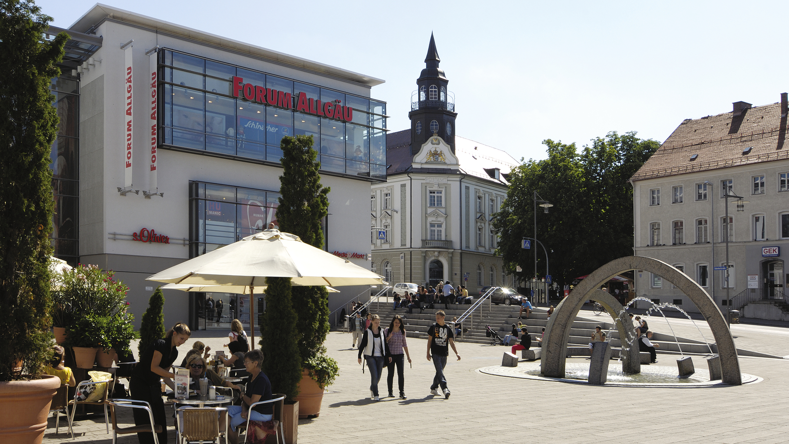 Buntes Treiben auf dem August-Fischer-Platz von dem Einkaufszentrum