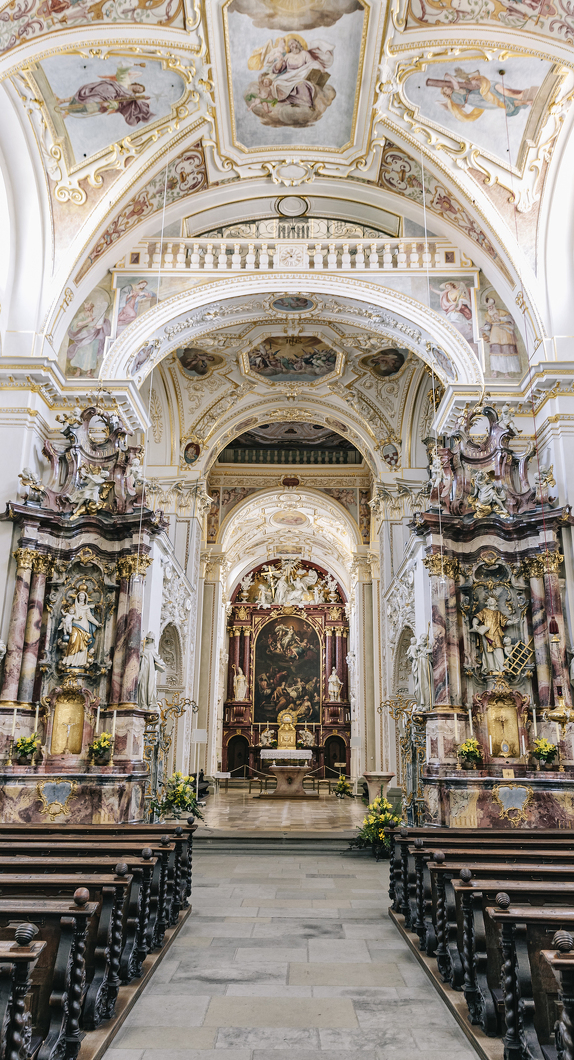 Die Innenansicht der Basilika St. Lorenz