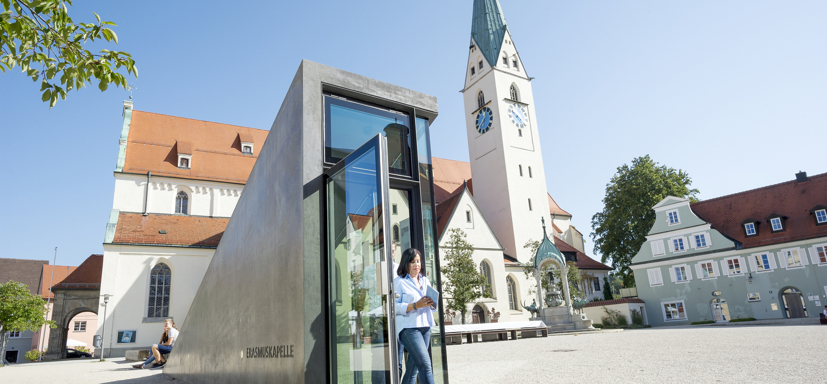 Gläserne Eingangstür zum Schauraum Erasmuskapelle