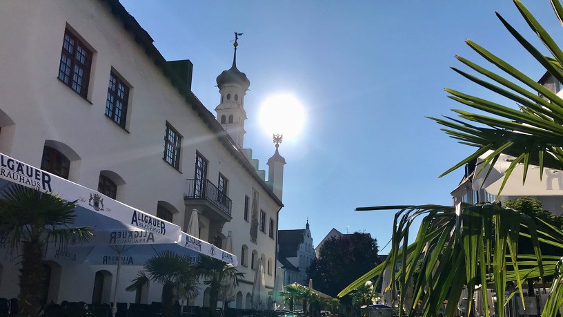 Südseite des Kemptener Rathauses mit Rathausplatz