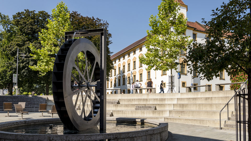 Das Mühlrad mit Blick auf die Residenz in der Gerberstraße gehört zu den Brunnen in Kempten